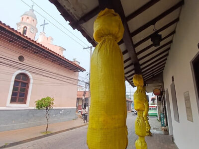 Las columnas de madera envueltas con yute adquieren nuevas y provocativas formas. / Fotografía de Jorge Luna.